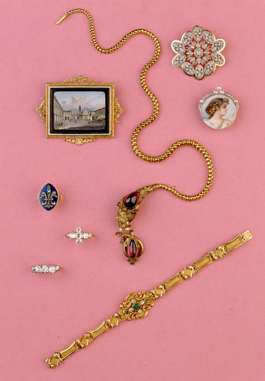 Sélection de bijoux du 20ème siècle : collier serpent en grenat cabochon ; broche en mosaïque miniature ; bracelet en émeraude et diamant - Unbekannt Unbekannt