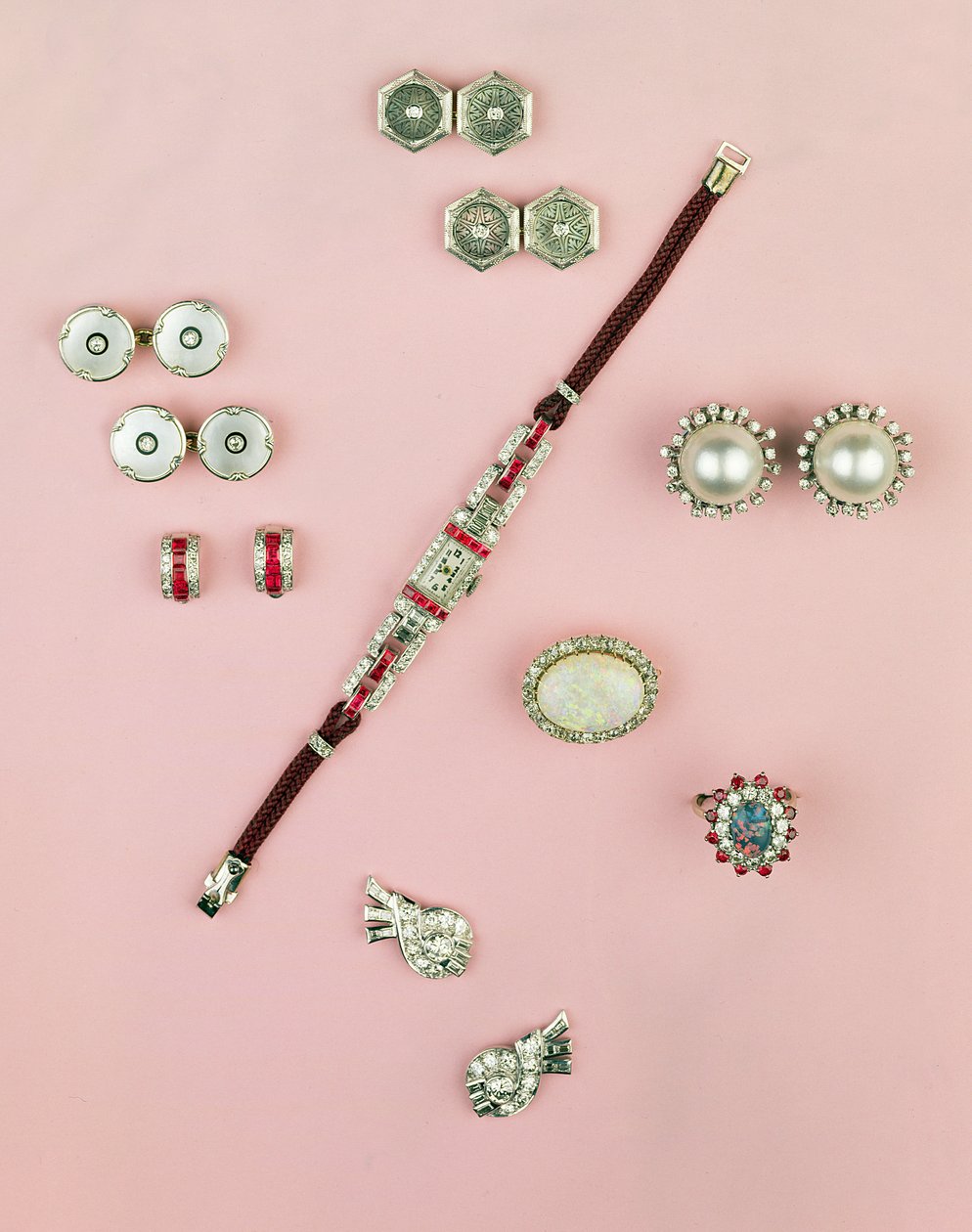 Sélection de bijoux Art Déco ; montre en rubis calibre ; boutons, boutons de manchette et clous ; boucles d