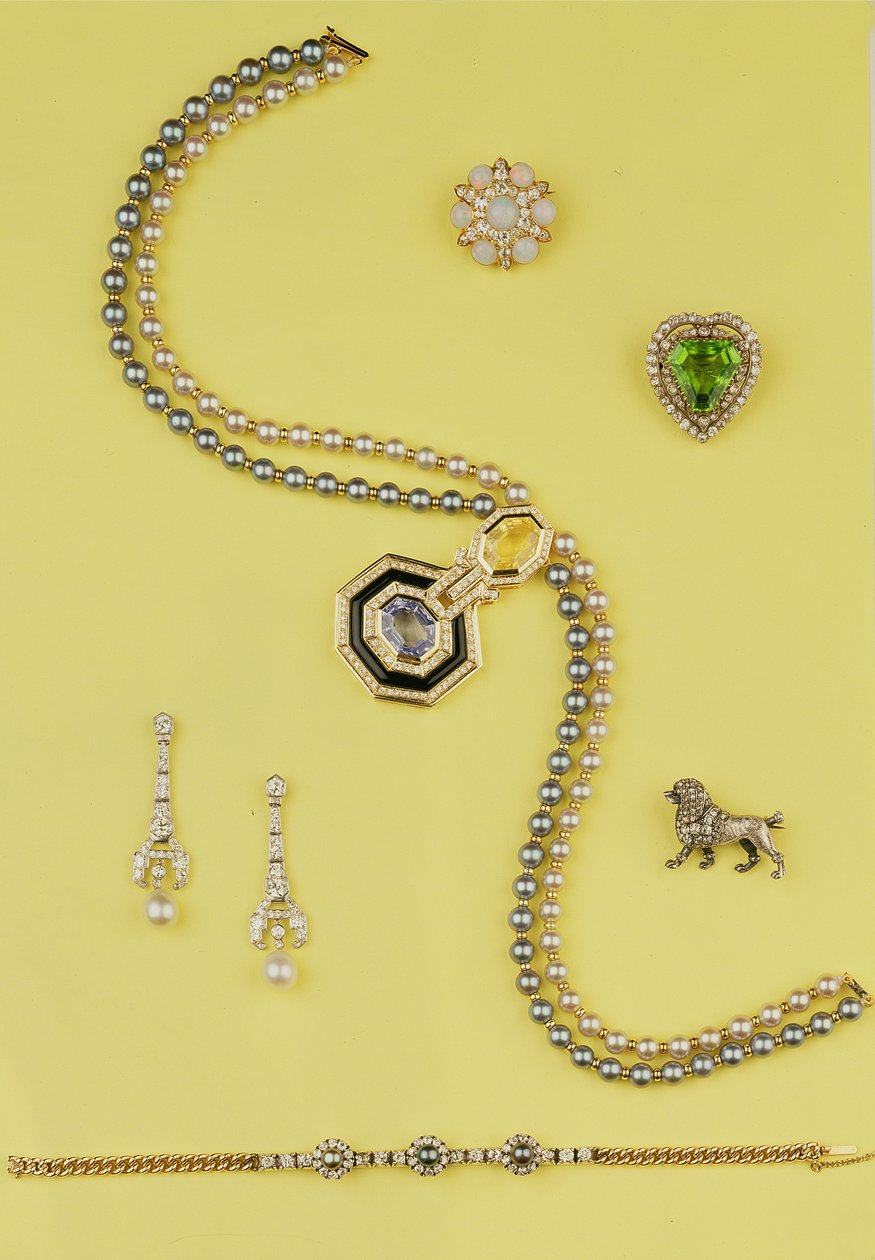 Sélection de bijoux : collier de perles de culture style Art Déco avec saphirs jaunes et bleus ; boucles d