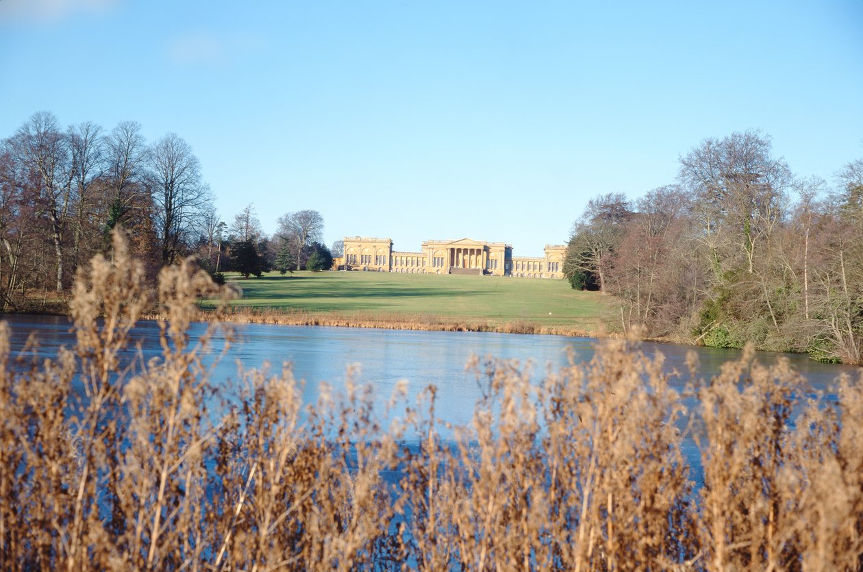Vue depuis le lac de la maison, construite par Sir John Vanbrugh et parc aménagé par Capability Brown - Unbekannt Unbekannt