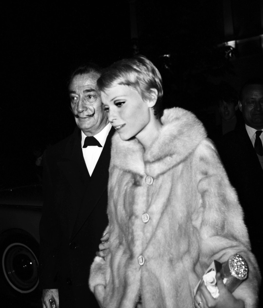 Salvador Dali et Mia Farrow à la première du film "La Nuit des généraux", Paris, 19 avril 1967 - Unbekannt Unbekannt