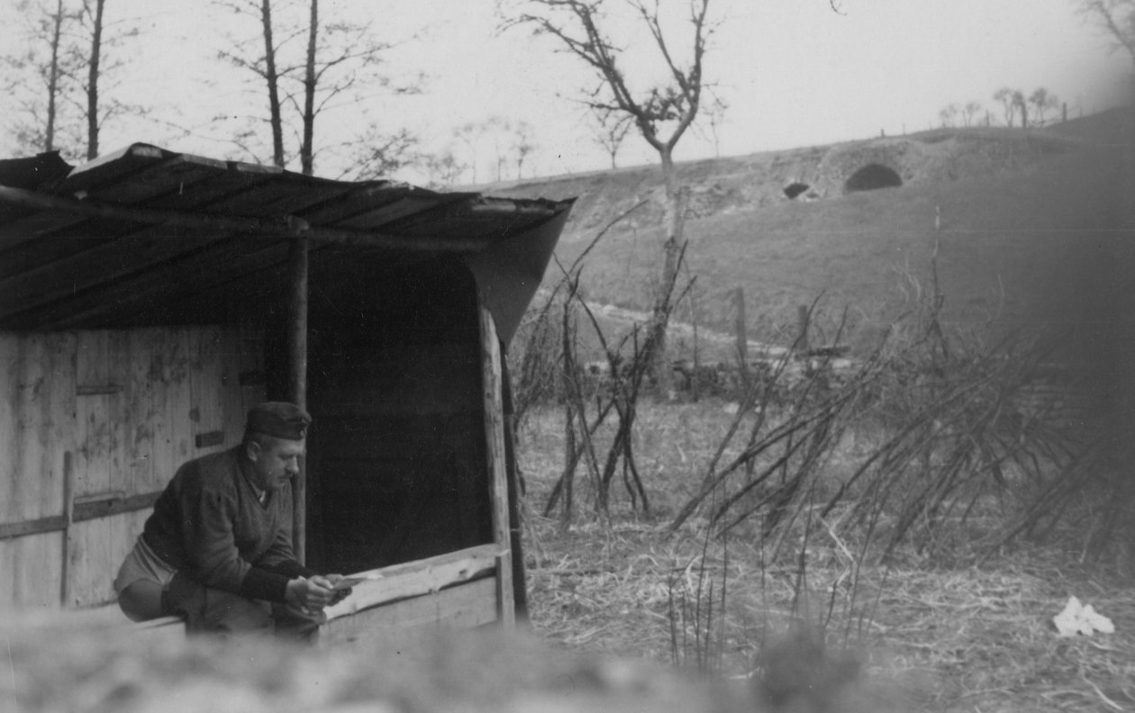 Un soldat utilisant les toilettes, 1942 - Unbekannt Unbekannt