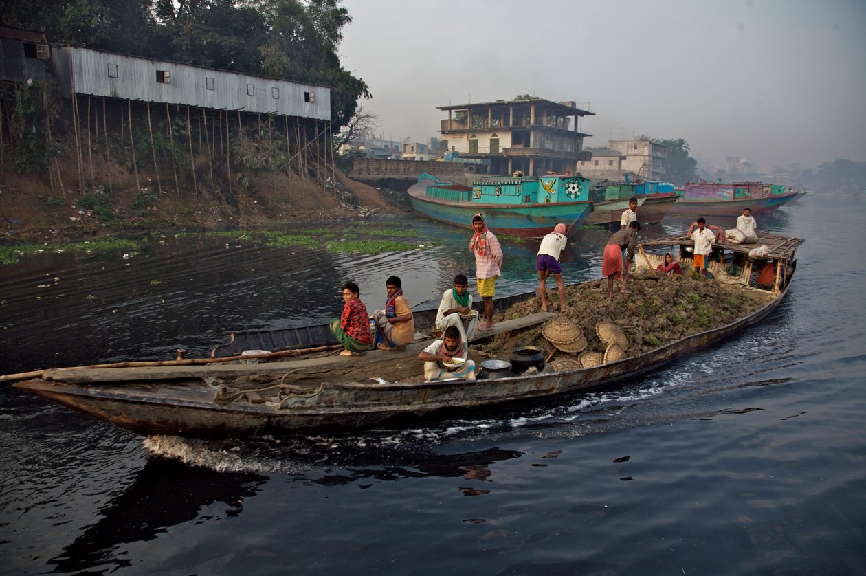 Un bateau transportant de la terre, utilisé pour remplir les terres basses, à travers la rivière Shitalakhya, près du pont de Tongi, en périphérie de la ville de Dhaka, Bangladesh. 19 février 2007. - Unbekannt Unbekannt