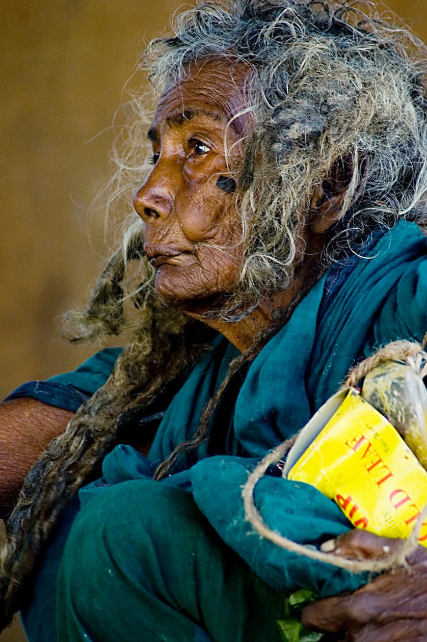 Portrait de Laxmi Buri, une mendiante vivant à Botiaghata Bazar, Khulna. Bangladesh. 3 octobre 2007. - Unbekannt Unbekannt