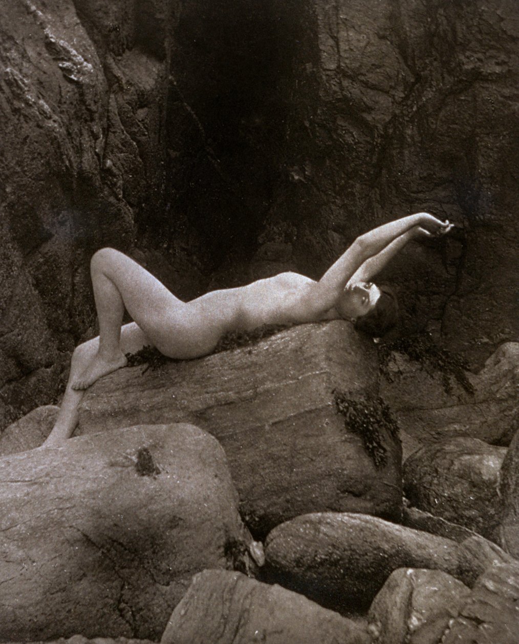 Une jeune femme nue dans une pose artistique allongée sur un rocher - Unbekannter Künstler