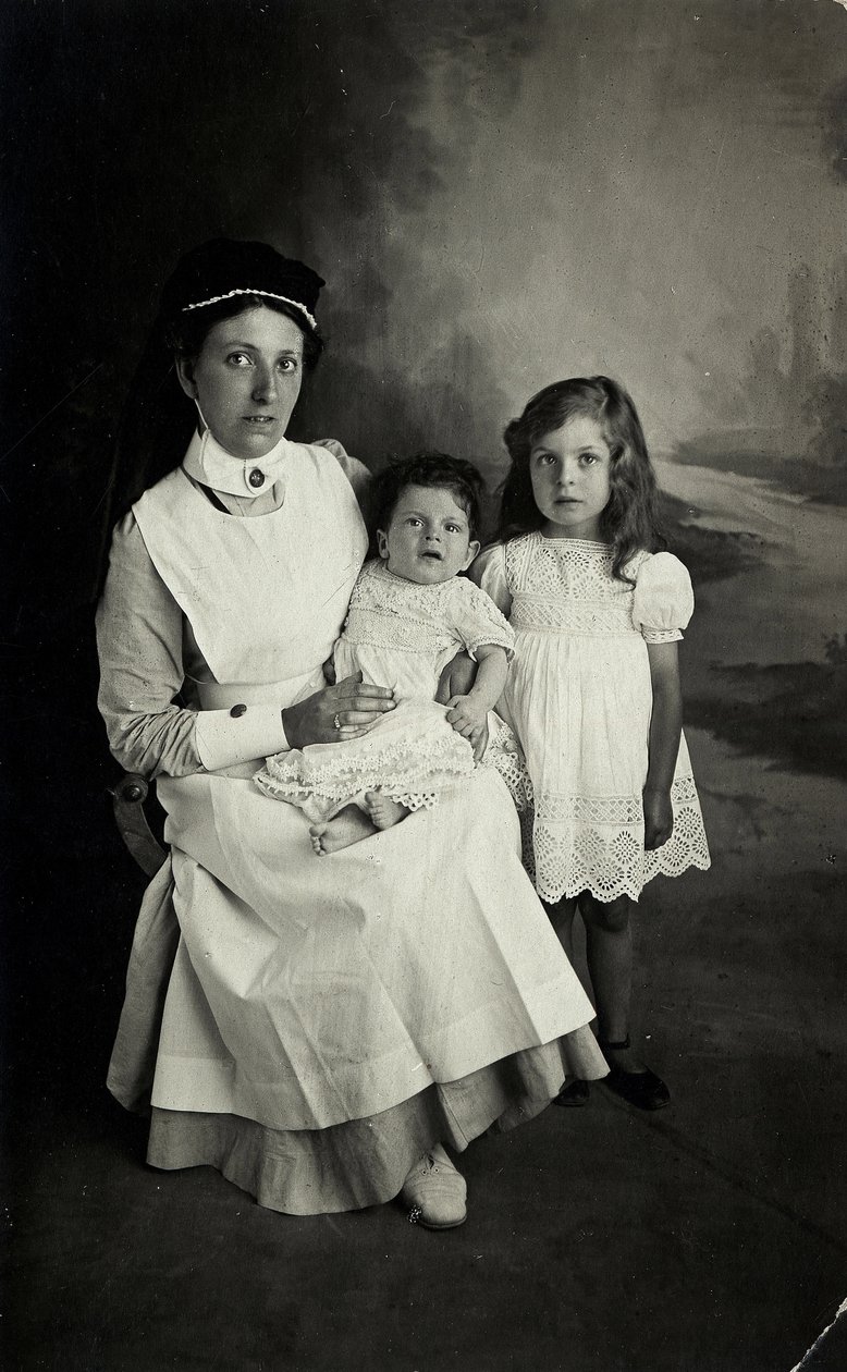 Une « nourrice » posant avec des enfants dans les années 1920. - William M. Timlin