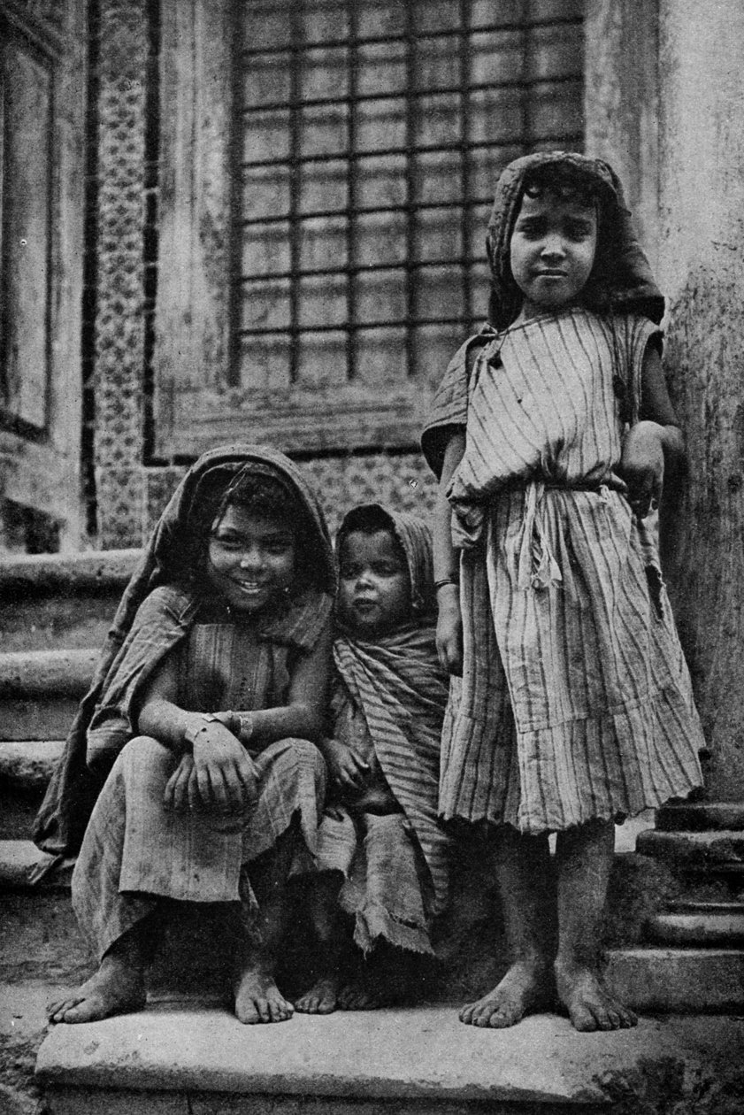 Afrique. Mendiants arabes de rue devant une mosquée à Tunis. 1920 - Unbekannt
