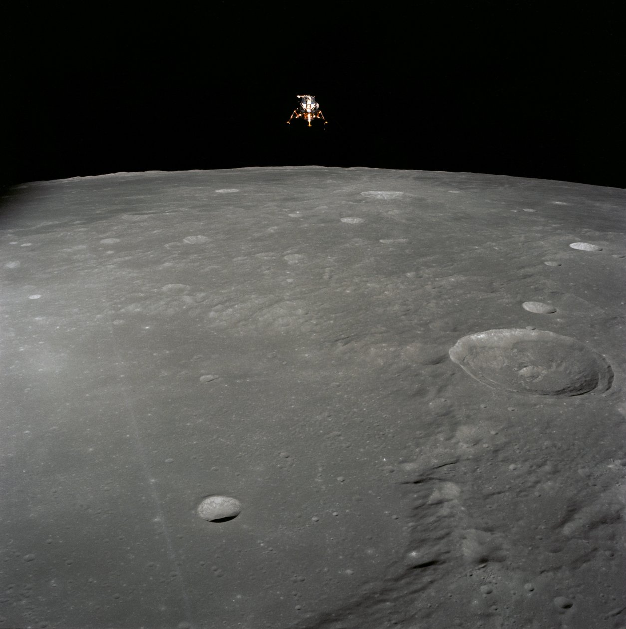 Apollo 12 module lunaire Intrepid atterrissant sur la surface de la Lune dans l