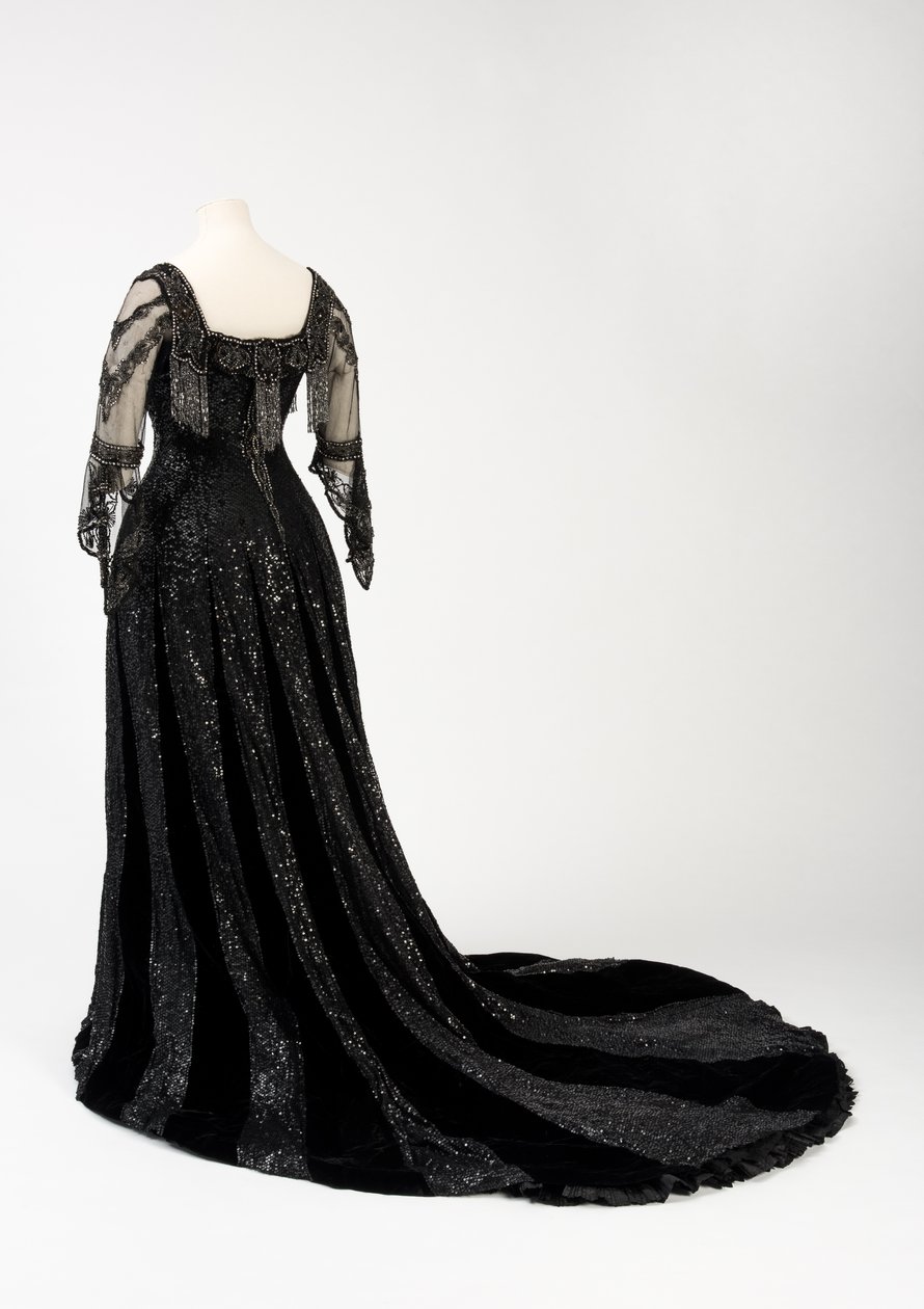 Robe de soirée noire portée par la reine Alexandra, avec décoration de perles et de sequins et incorporant la bande de nom en soie noire et lettres dorées de la reine Alexandra, fabriquée par Barolet de Knightsbridge, Londres 1908-1910 - Unbekannt