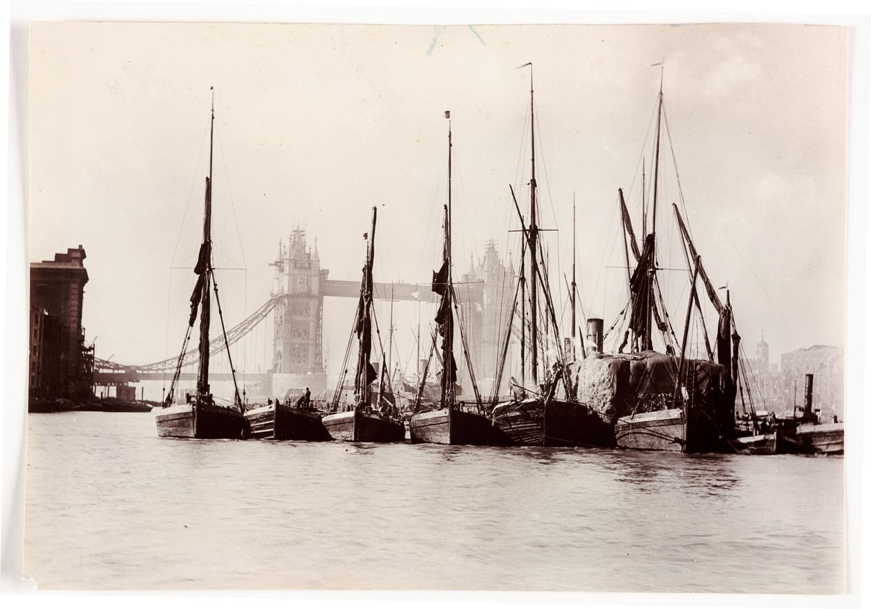 Bateaux amarrés à Tower Bridge - Unbekannt