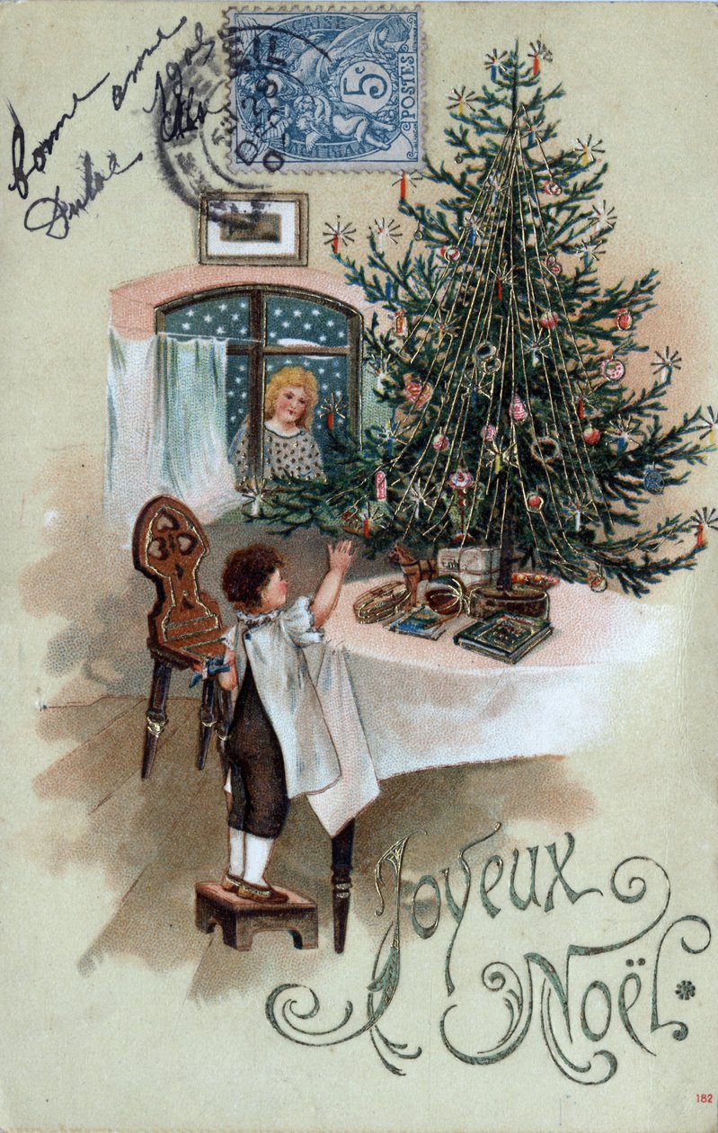 Carte de vœux de Noël : un enfant devant un sapin de Noël pose sur une table, observé par un ange à la fenêtre - Carte postale datée de 1905 - Unbekannt