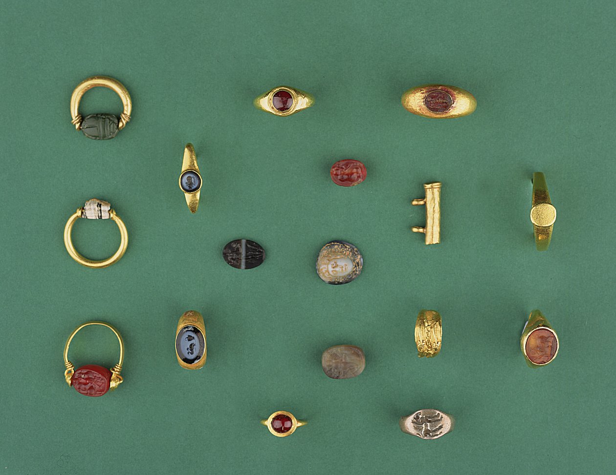 Collection de bijoux romains, étrusques et hellénistiques comprenant une bague scarabée phénicienne, un camée, des porte-amulettes et une intaille en agate, allant du 6e siècle av. J.-C. au 4e siècle apr. J.-C. - Unbekannt