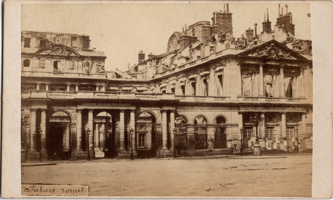 Commune de Paris (1871) : vue du Palais-Royal après l