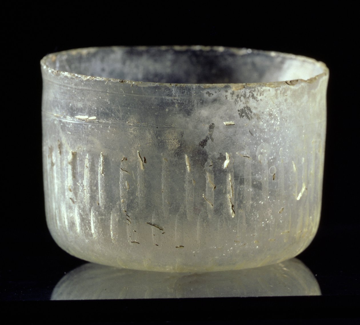 Coupe avec décoration taillée à la roue, de Syrie ou d
