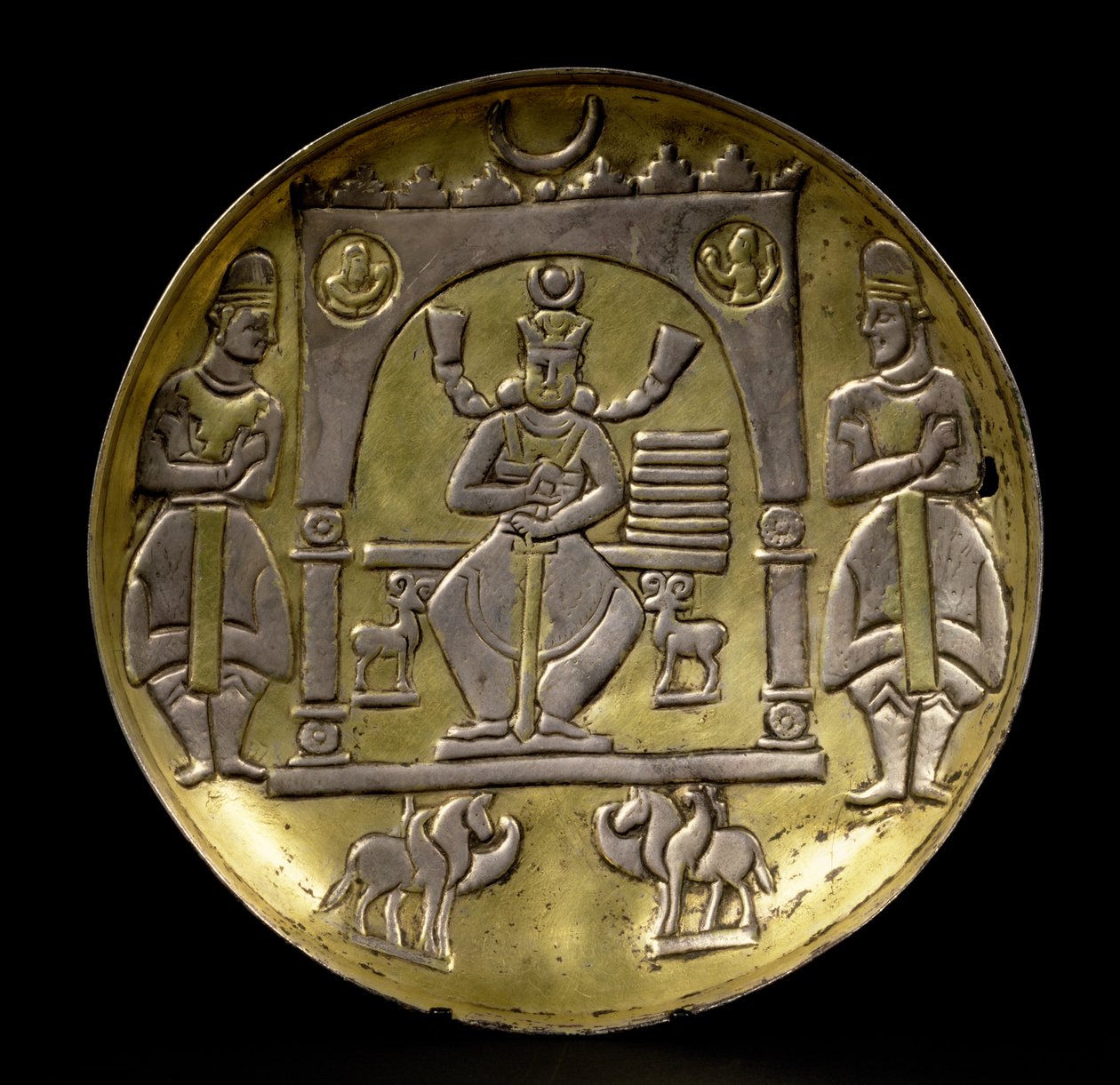 Plat représentant un roi trônant flanqué de deux petits bouquetins assis dans un pavillon soutenu par deux chevaux ailés avec deux serviteurs, sur une base annulaire, sassanide (3e-7e siècles apr. J.-C.) (argent doré) - Unbekannt