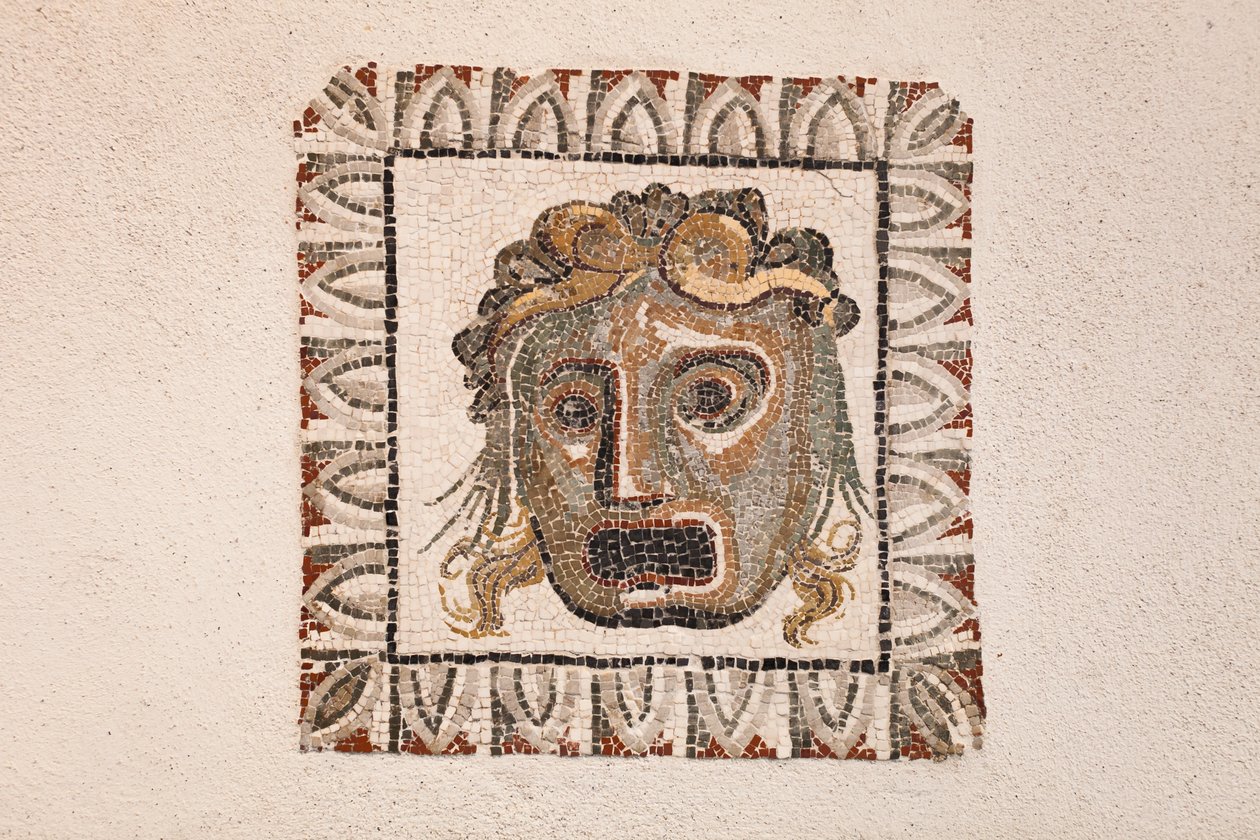 Mosaïque de sol datant du 1er siècle av. J.-C. représentant un masque de Dionysos, d