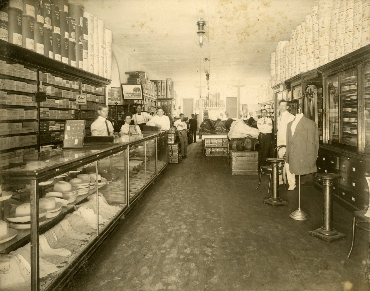 Intérieur du magasin de chaussures John Sewell & Co. au 304-6 12th Avenue (Flagler Street), vers 1910 - Unbekannt