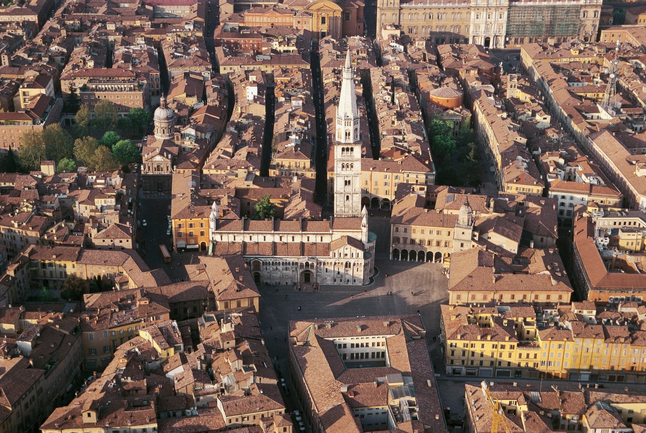 Italie, Émilie-Romagne, Modène, vue aérienne de la ville avec la cathédrale - Benjamin Baud