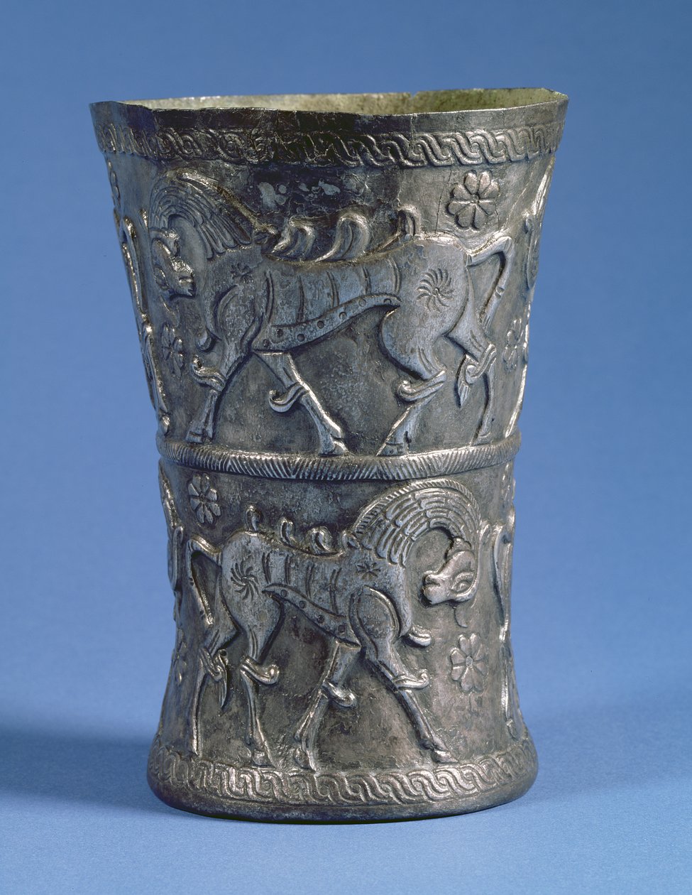 Gobelet Marlik de forme cylindrique avec deux bandes décoratives représentant des chevaux de parade, c.1100 av. J.-C. (argent) - Unbekannt