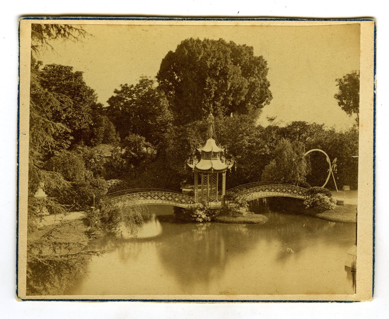 Orléans, Loiret (45), Centre, France, Pavillon et pont chinois dans un parc d