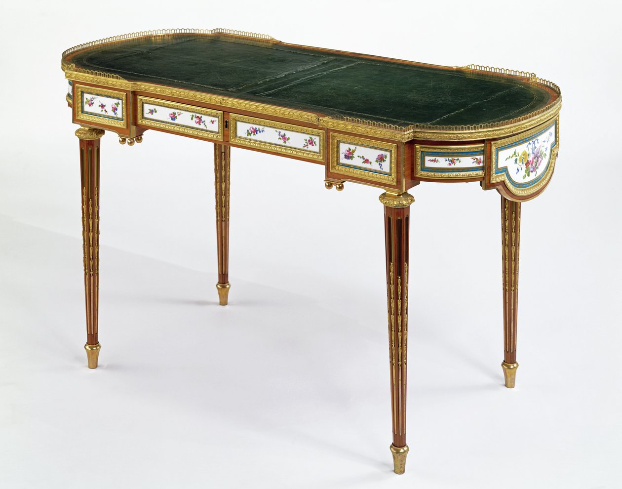Bureau monté en porcelaine daté de 1778 fait pour l