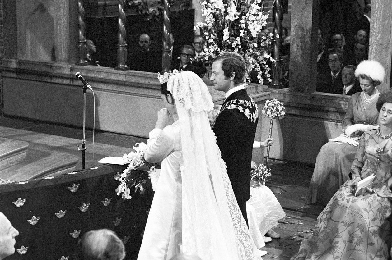 La reine Silvia et le roi Carl XVI Gustaf lors de la cérémonie de mariage à Storkyrkan à Stockholm - Unbekannter Künstler
