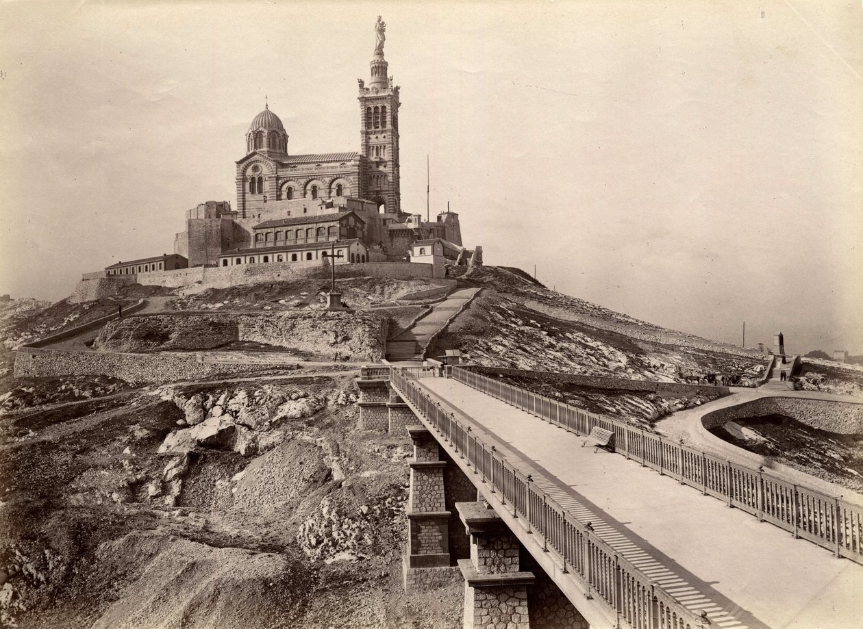 Architecture religieuse : vue extérieure de la Basilique de Notre Dame de la Garde (Notre-Dame-de-la-Garde), également appelée la « Bonne Mère » (1853-1864), construite d