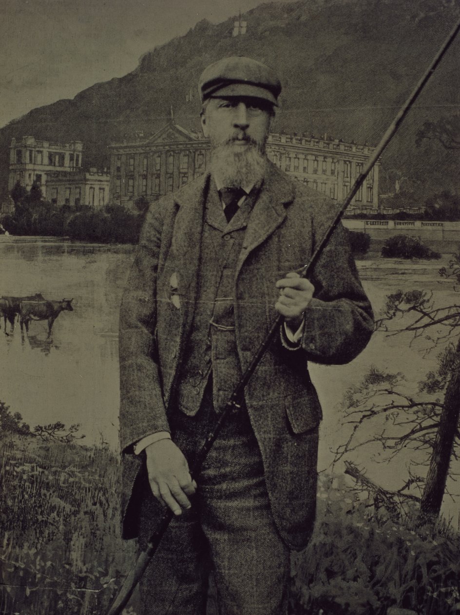 Portrait en studio du 8e duc de Devonshire en tweed tenant une canne à pêche devant un écran imprimé représentant Chatsworth - William M. Timlin