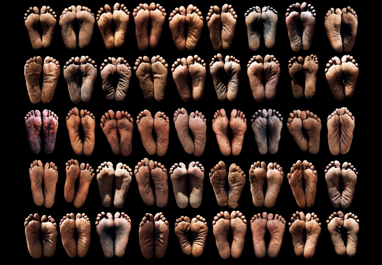 Les pieds qui ont marché vers la liberté, pieds de femmes qui avaient toutes marché pour échapper aux conflits, aux viols et aux meurtres pour atteindre la sécurité, la série d