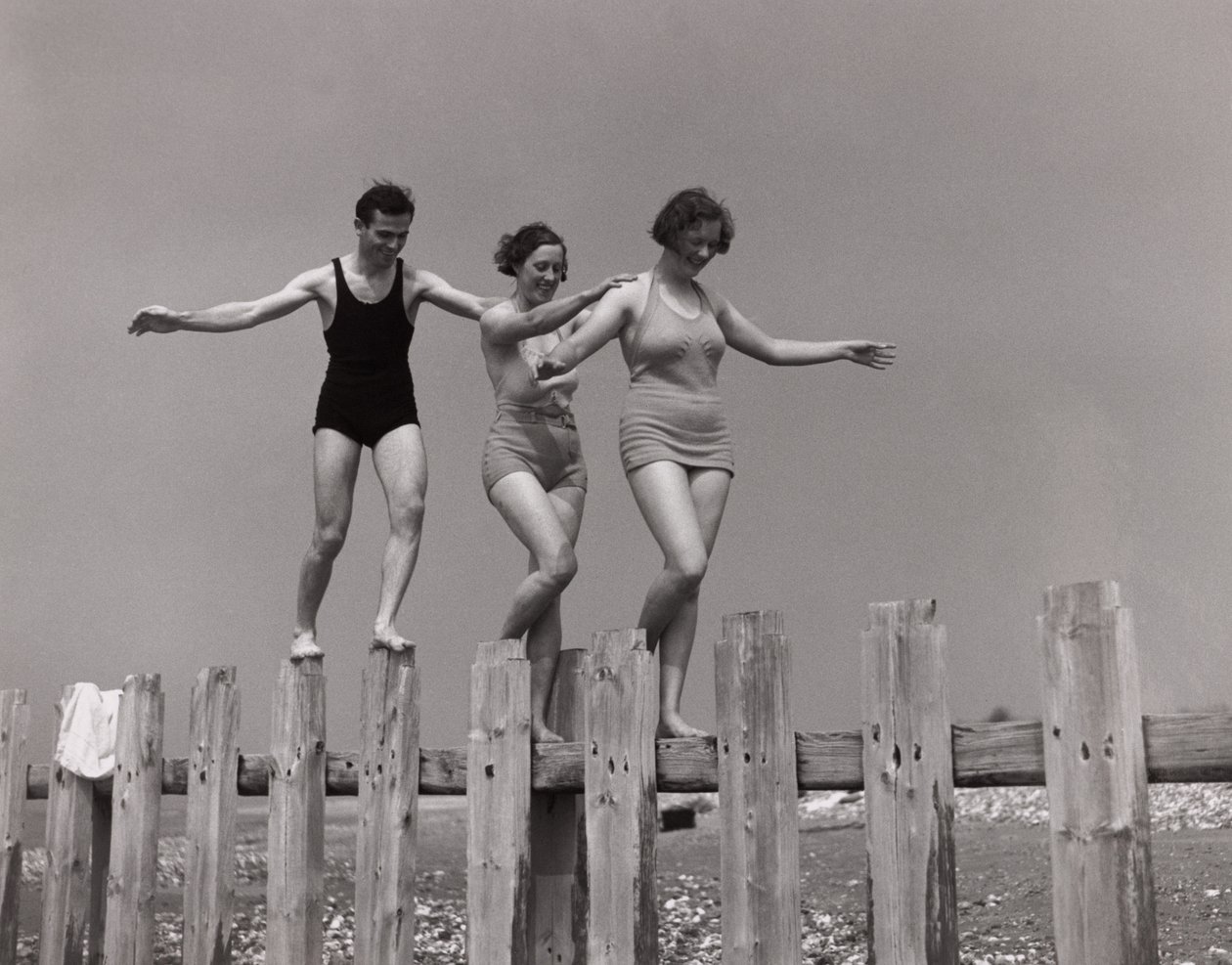 Deux femmes et un homme marchant le long d