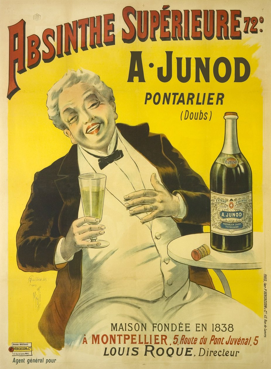 Un homme assis à une terrasse de bistrot éclate de rire en buvant un verre d