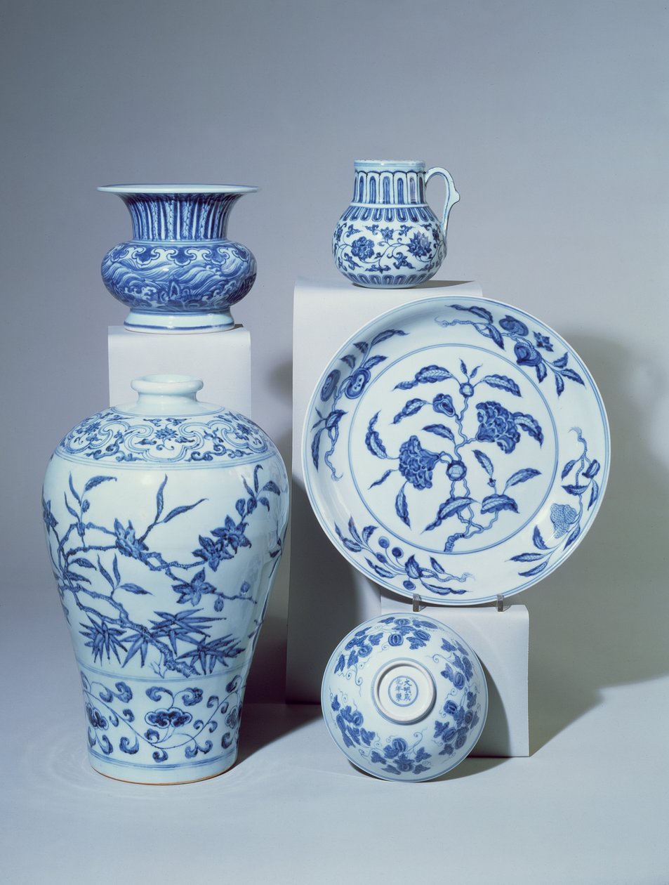 Vase, bol, assiette et deux petits vases, Ming - Unbekannt