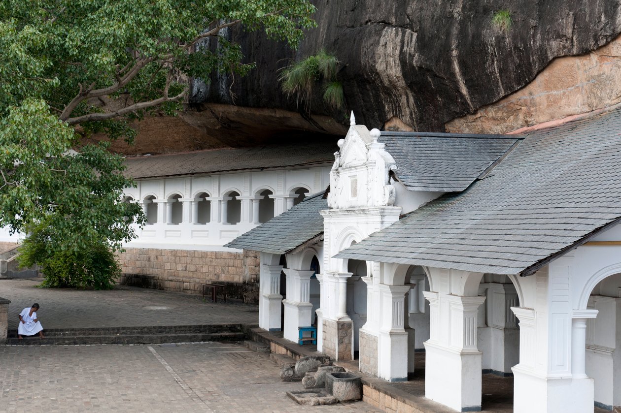 Bâtiment blanc sous une paroi rocheuse; temple de la grotte; Temple d