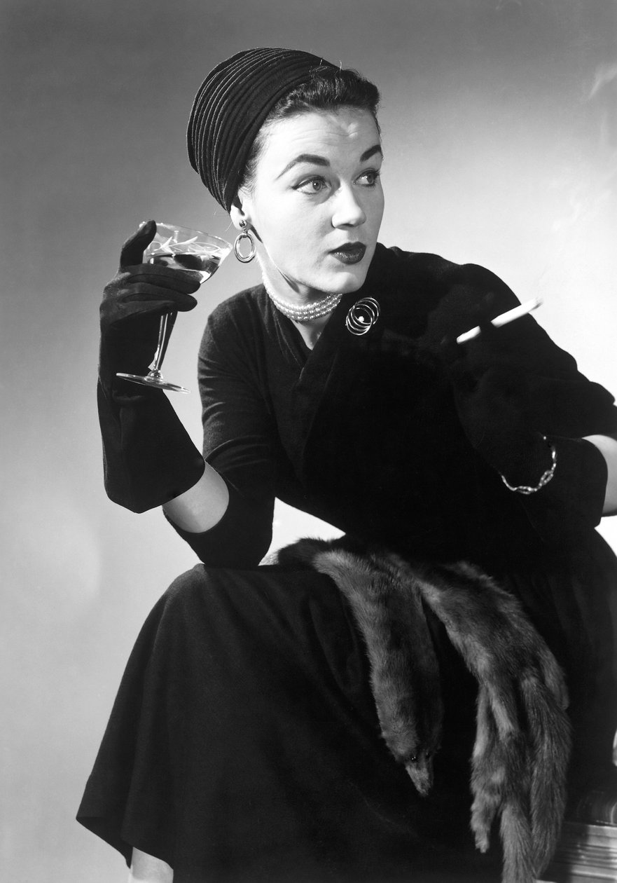 Femme en tenue de soirée avec cocktail et cigarette - Unbekannt