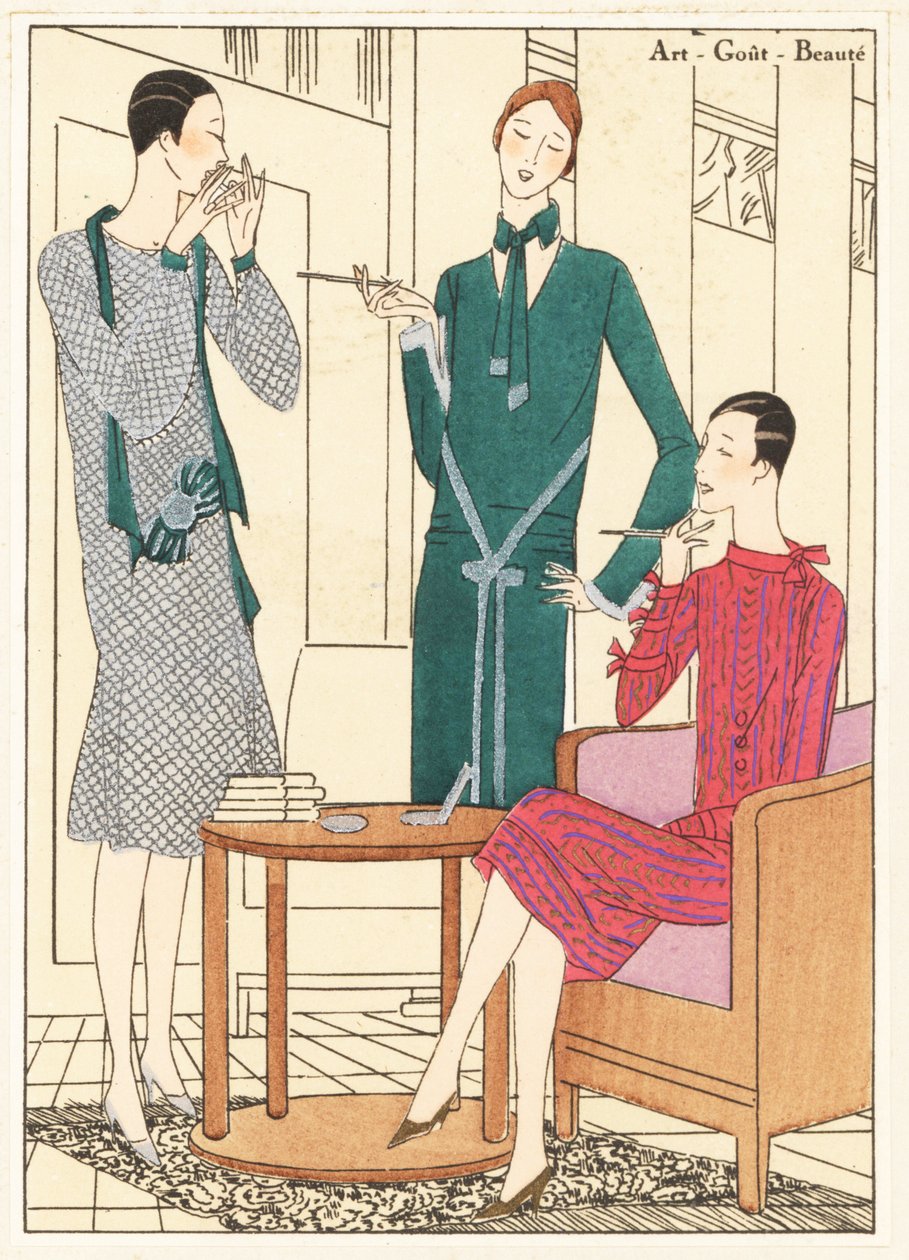 Femmes fumant dans un intérieur chic en robe de dîner, lame dorée et velours vert, robe d