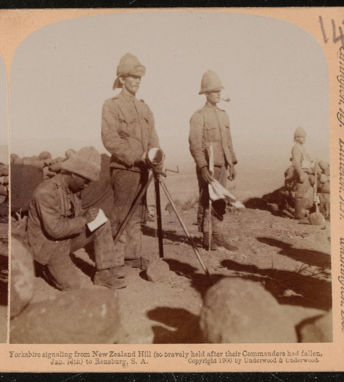 Équipe de signalisation du régiment du Yorkshire signalant depuis New Zealand Hill, guerre des Boers - Underwood and Underwood