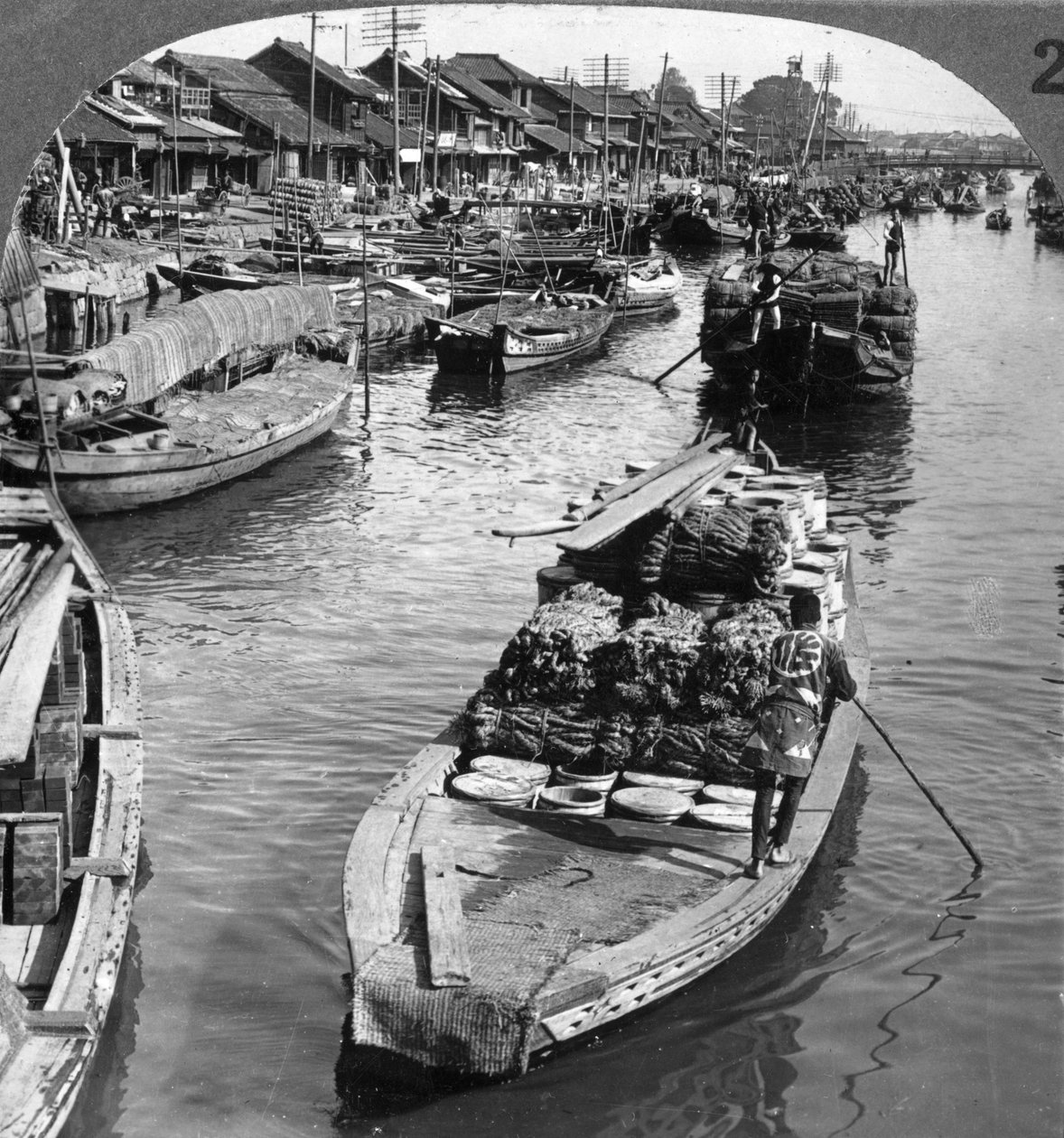 Un canal de fret animé à Tokyo, Japon, 1904 - Underwood and Underwood