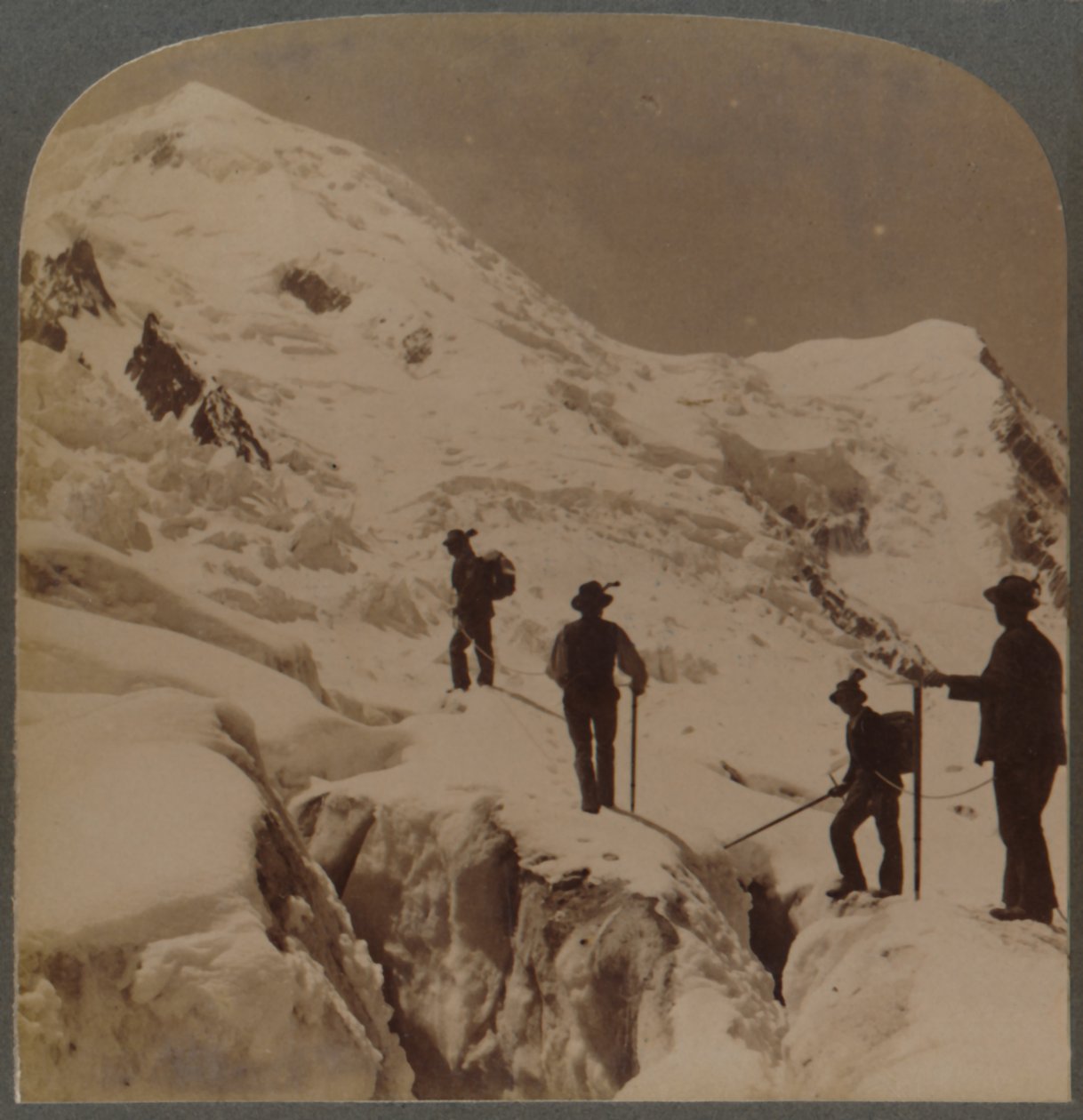 Ascension du Mont Blanc - traversée du glacier des Bossons - Grands Mulets au loin, Alpes, 1901 - Underwood and Underwood