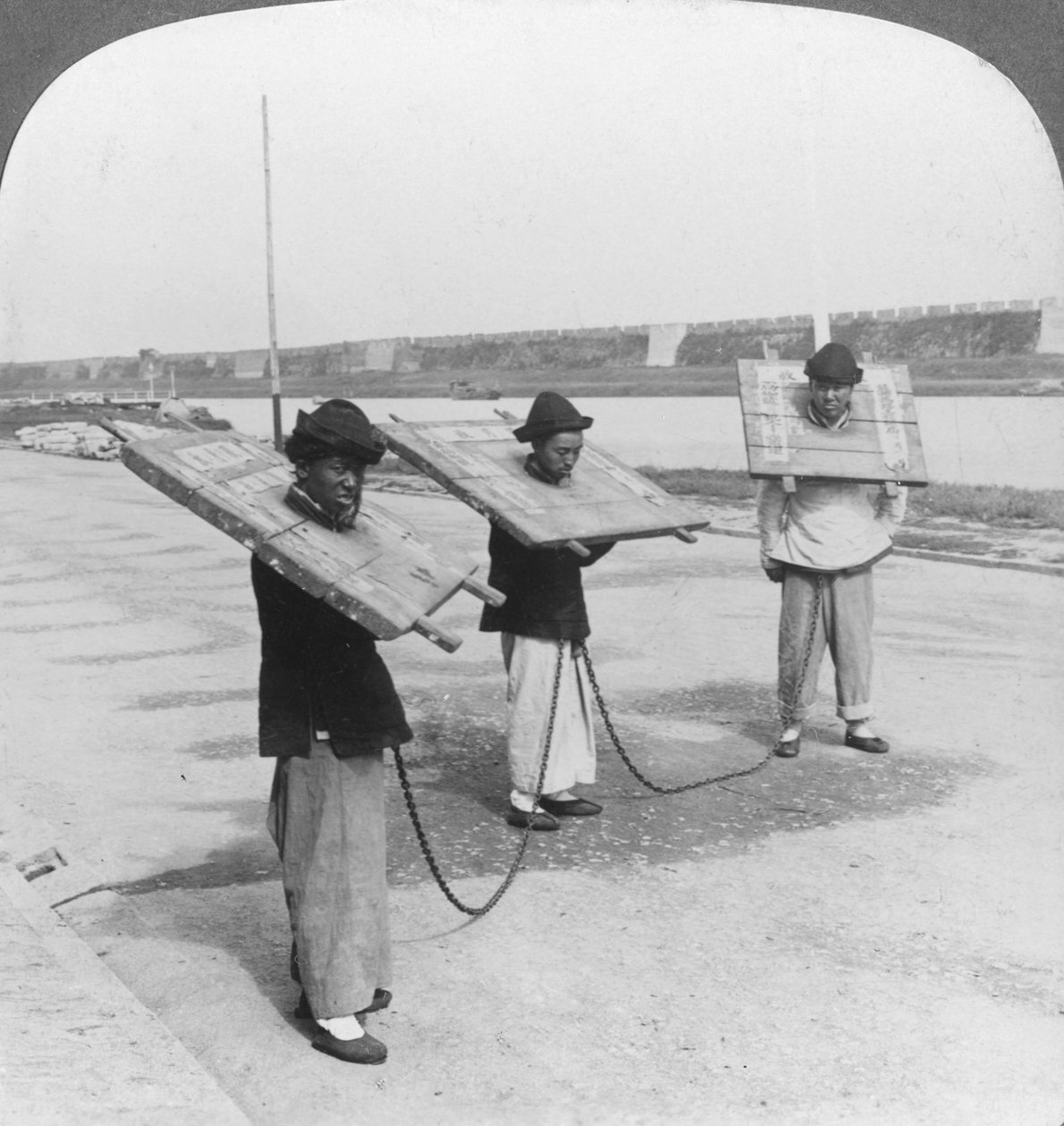 Chaîne de forçats, Soo-Chow Suzhou, Chine, fin 19e ou début 20e siècle - Underwood and Underwood