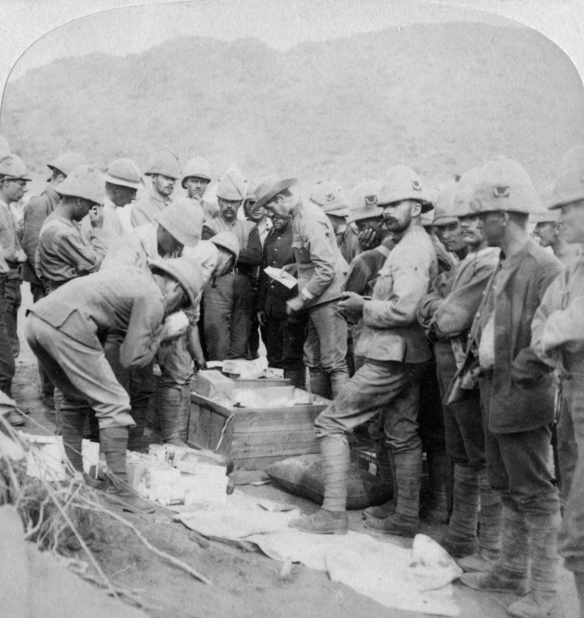 Cadeaux de Noël de la maison, aux troupes avec Methuen à Modder River, Afrique du Sud, 1900 - Underwood and Underwood