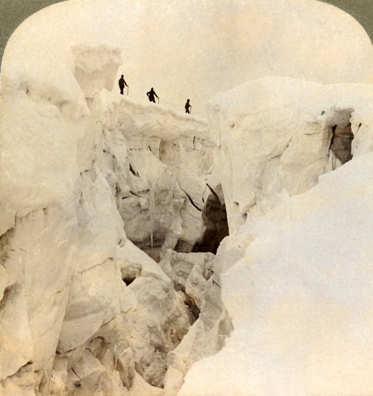 Descente du Mont Blanc - énormes crevasses près du sommet, Alpes, 1901 - Underwood and Underwood