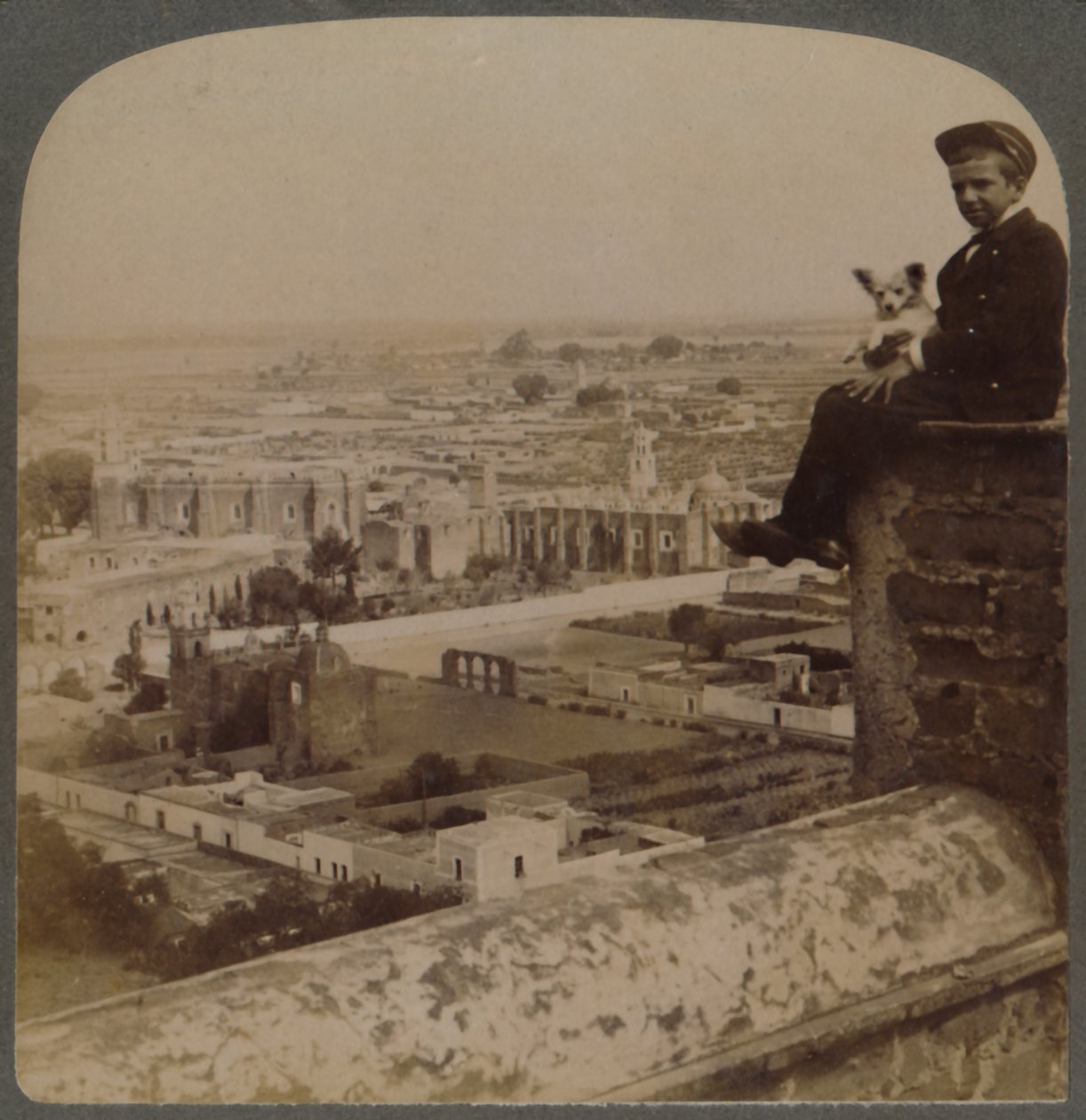Depuis la cathédrale de San Francisco, sur la plus grande pyramide aztèque, vue sur Cholula, Mexique, 1901 - Underwood and Underwood
