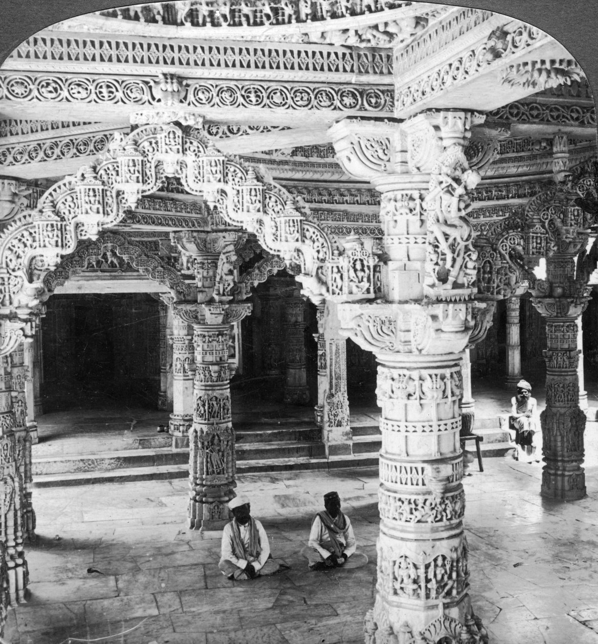 Intérieur du temple de Vimala Sah, Mont Abu, Inde, 1903 - Underwood and Underwood