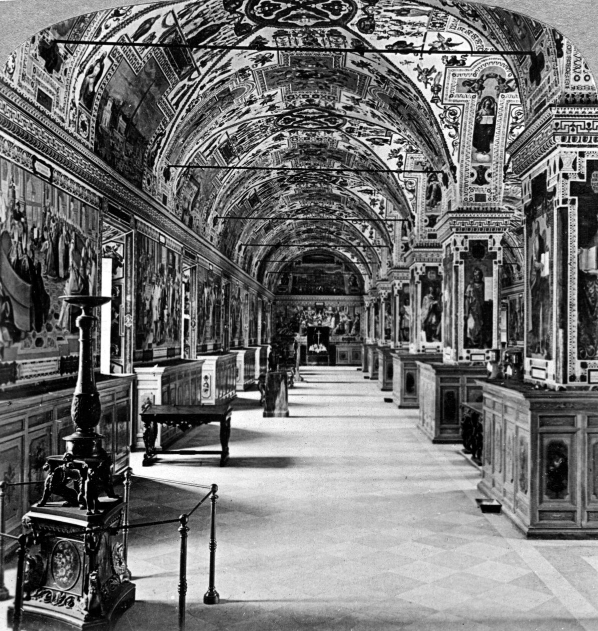 Intérieur de la bibliothèque du Vatican, Rome, Italie - Underwood and Underwood