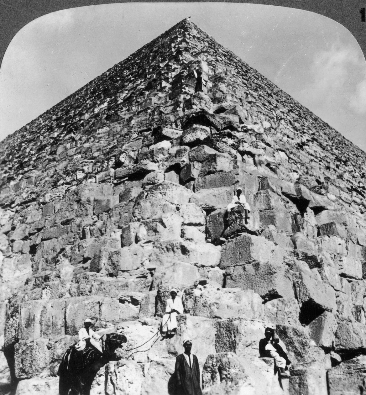Regard vers le coin nord-est de la Grande Pyramide, Égypte, 1905 - Underwood and Underwood