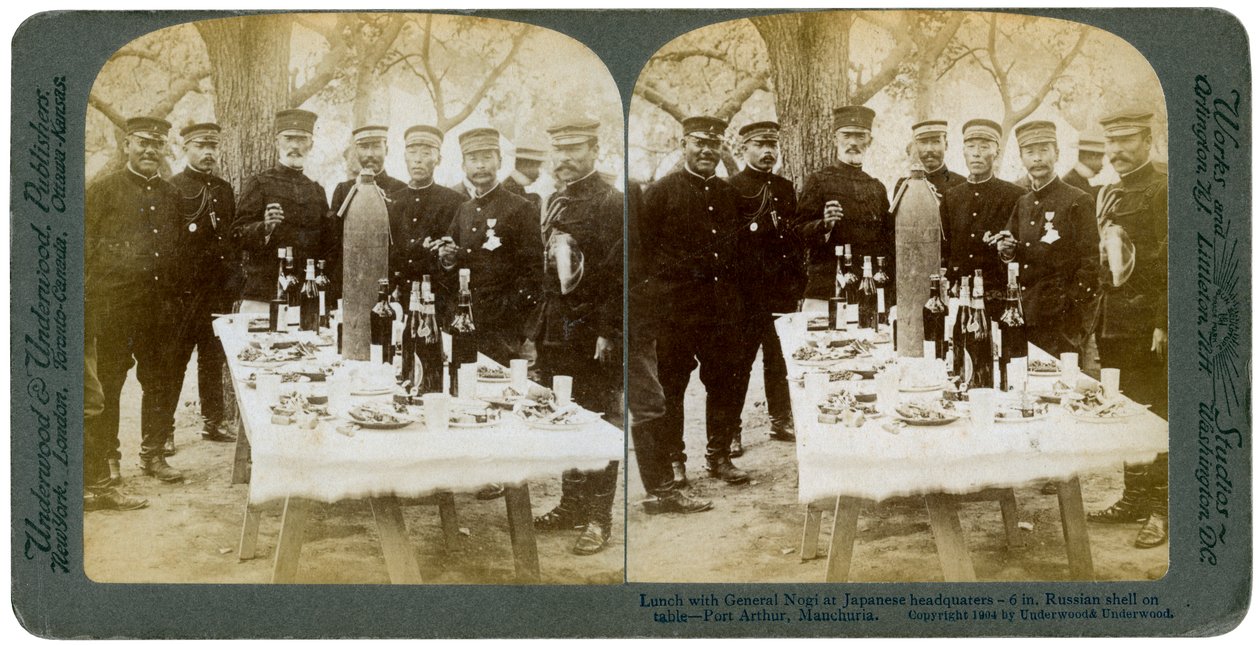 Déjeuner avec le général Nogi au quartier général japonais, Port Arthur, Mandchourie, 1904 - Underwood and Underwood