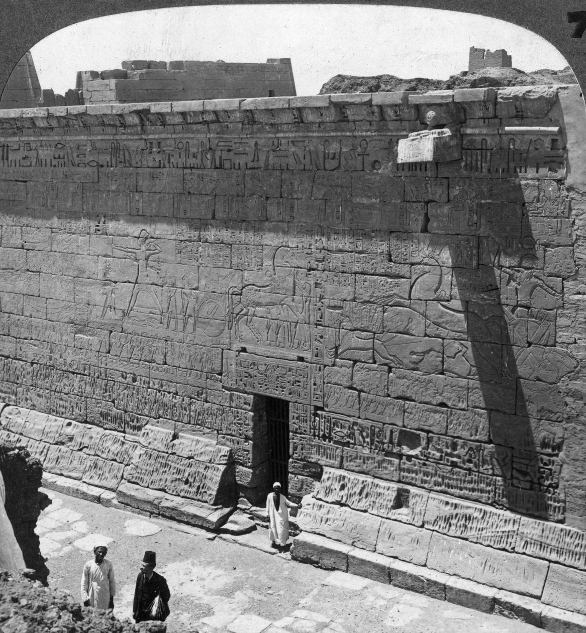 Scènes de bataille et de chasse sculptées sur un mur à Medinet Habu, Thèbes, Égypte, 1905 - Underwood and Underwood
