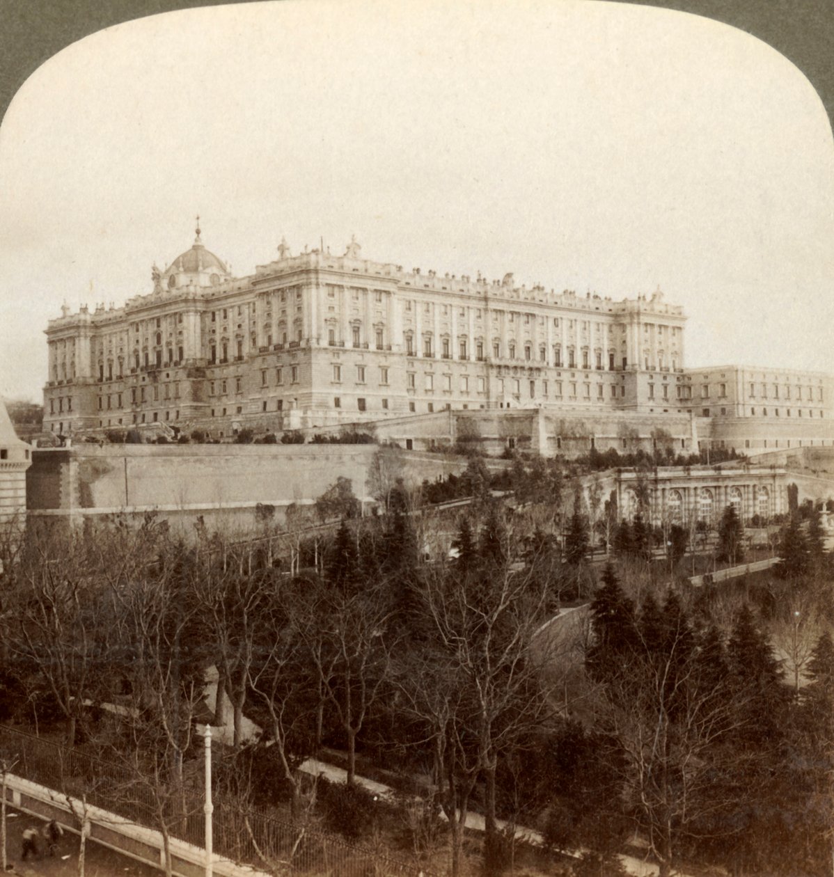 Le majestueux Palais Royal et le Parc Royal Campo del Moro...Madrid, Espagne, 1902 - Underwood and Underwood