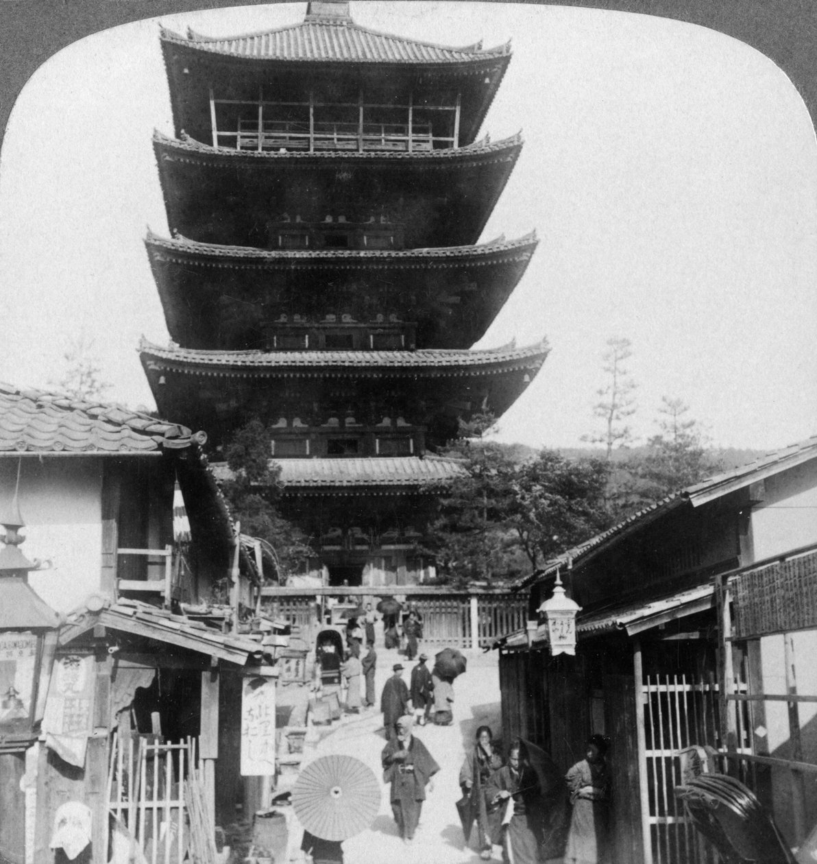 Le côté ouest de la pagode Yasaka à cinq étages, Kyoto, Japon, 1904 - Underwood and Underwood