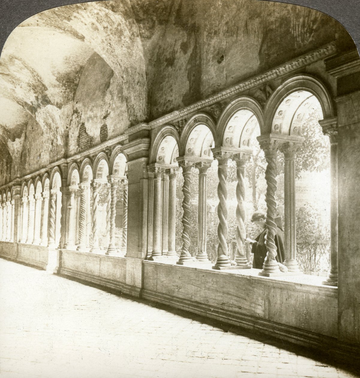 Colonnes torsadées dans le cloître, basilique Saint-Paul-hors-les-Murs, Rome, Italie - Underwood and Underwood
